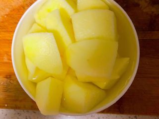 萝卜焖排骨,苹果去皮，放入水中泡着防止氧化