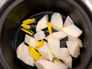 萝卜焖排骨,把姜片和白萝卜一起入锅翻炒