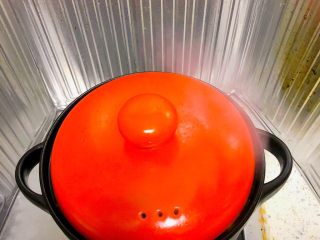 萝卜焖排骨,盖上盖子中火煮开后改小火慢炖40分钟