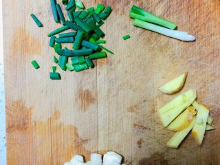 萝卜焖排骨,把其他的姜，大蒜，小葱切碎切段备用