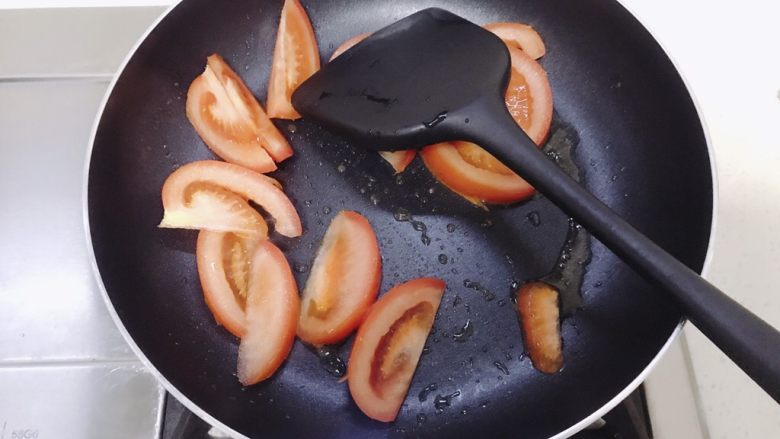 番茄金针菇汤,锅里放少量油翻炒番茄