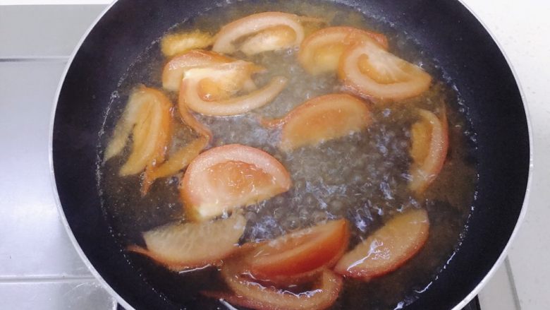 番茄金针菇汤,可以带上锅盖煮10分钟左右