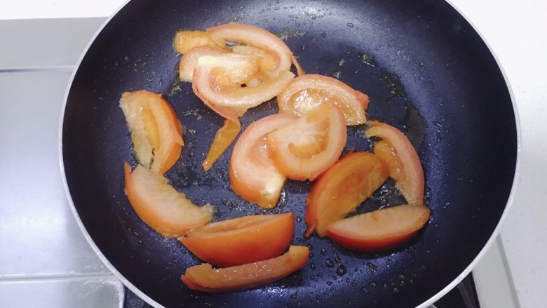 番茄金针菇汤,炒到这样就可以加入开水了。