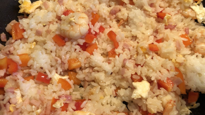 鲜虾什锦炒饭,把米饭炒散，与其他食材一起混合均匀。