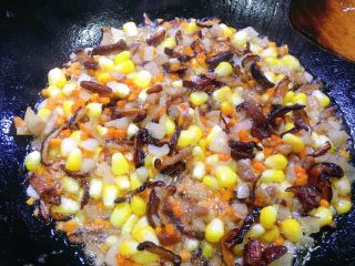 糯米烧卖,放入胡萝卜和洋葱，煸炒出香味后，最后放入玉米，再炒至断生……放盐和生抽……