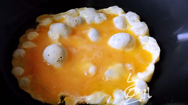 鸡蛋炒菠菜,油锅烧热，放入蛋液