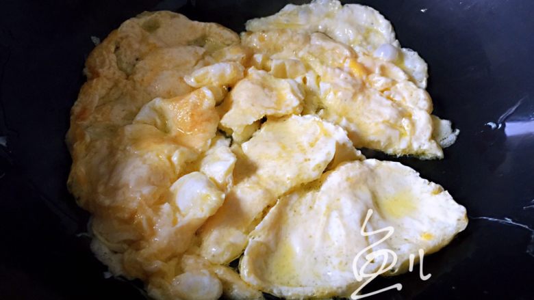鸡蛋炒菠菜,炒至蛋液凝固盛出