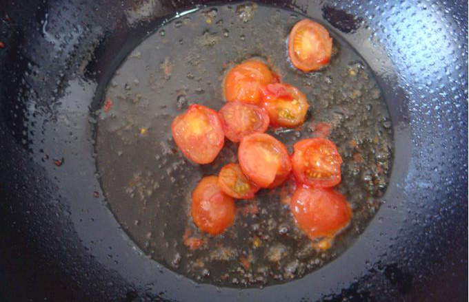 西红柿鸡蛋面,倒入事先切好块儿的西红柿翻炒，我用圣女果做的，两种食材都可以。