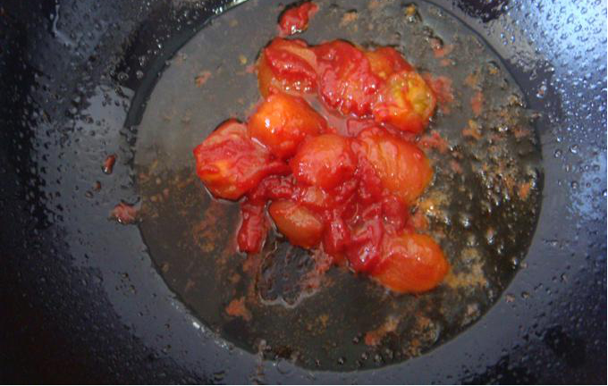 西红柿鸡蛋面,当西红柿断生后倒入番茄酱，翻炒均匀。