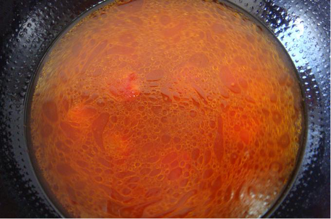 西红柿鸡蛋面,当番茄酱榨出香味后，转小火倒入清水，加适量的盐。加水量比想要的量稍多一些，因为挂面是很吸水的。