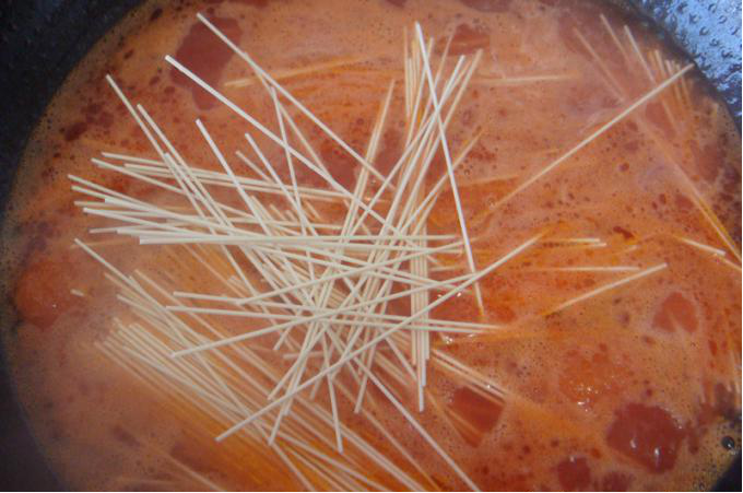 西红柿鸡蛋面,调大火，水开后下入龙须挂面，用筷子将挂面不时地搅动，使挂面受热均匀，煮熟关火。如果不着急吃，盖上锅盖焖上片刻，面汤的口感是最棒的。