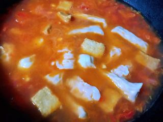 #冬日暖心菜#番茄金针菇汤,添加适量清水或高汤放入小丸子大火煮开