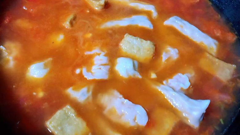 #冬日暖心菜#番茄金针菇汤,添加适量清水或高汤放入小丸子大火煮开
