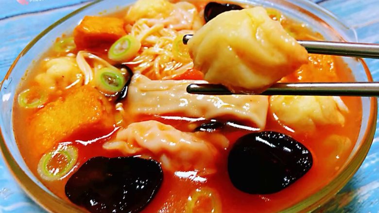 #冬日暖心菜#番茄金针菇汤,鲜嫩的海螺丸吃出儿时的味道