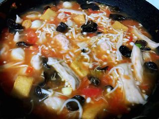 #冬日暖心菜#番茄金针菇汤,最后放入盐和味精调味均匀即可出锅享用