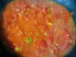#冬日暖心菜#番茄金针菇汤,番茄炒出汤汁