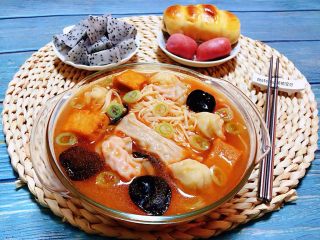 #冬日暖心菜#番茄金针菇汤,搭配早餐包、枣肠、水果一起食用就是标配的营养早餐