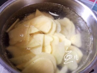 土豆回锅肉,锅中烧开水，放入土豆片焯烫1分钟