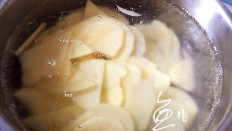 土豆回锅肉,锅中烧开水，放入土豆片焯烫1分钟