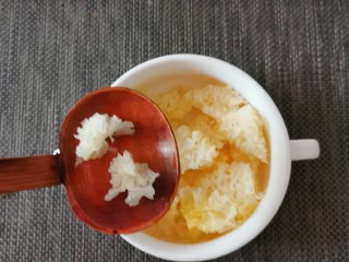 红枣银耳莲子汤,撕成小朵备用
