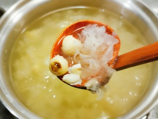 红枣银耳莲子汤,煮至莲子软烂  银耳糯糯的  汤汁变浓稠