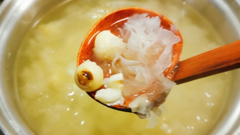 红枣银耳莲子汤,煮至莲子软烂  银耳糯糯的  汤汁变浓稠