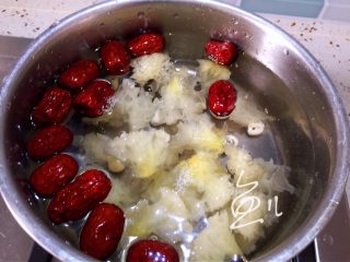 红枣银耳莲子汤,银耳、莲子、大枣放入汤锅中