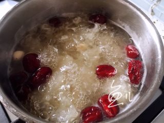 红枣银耳莲子汤,此时汤汁浓稠、大枣饱满