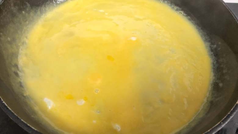 鸡蛋炒菠菜,煎蛋丝。平底锅锅烧热，加入少量食用油，倒入蛋液，晃动锅使得蛋液全部铺均匀