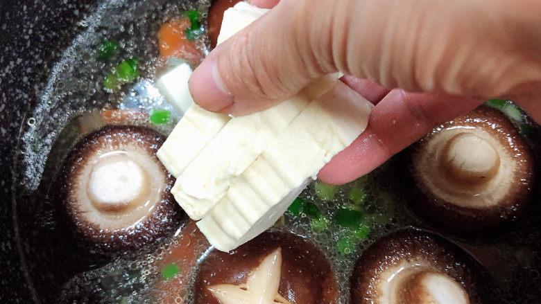 海鲜豆腐煲,慢慢放入豆腐块儿。