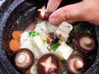 海鲜豆腐煲,放入盐、蚝油、白胡椒粉。