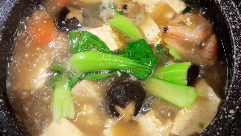 海鲜豆腐煲,油菜轻烫一下，即可关火了。
