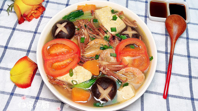 海鲜豆腐煲,鲜蔬的搭配让这道菜显得格外亮眼。
