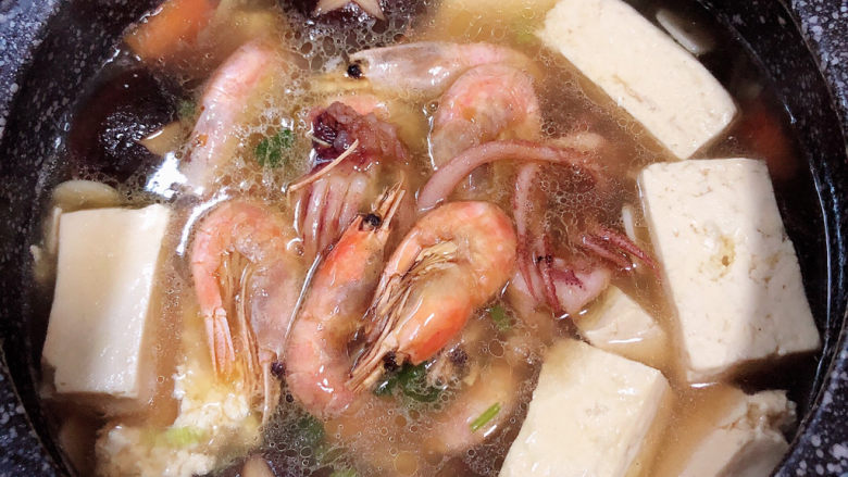 海鲜豆腐煲,开盖儿，放入八爪鱼和虾。盖盖继续小火儿煲5分钟。