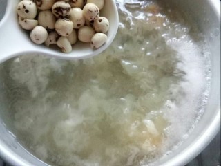红枣银耳莲子汤,银耳熬一小时后，放莲米煮汤。