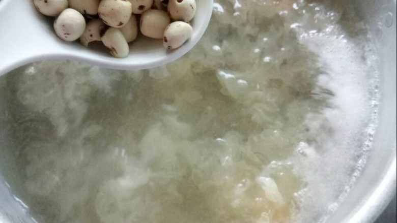 红枣银耳莲子汤,银耳熬一小时后，放莲米煮汤。