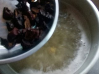 红枣银耳莲子汤,将红枣切片放入汤中煮。