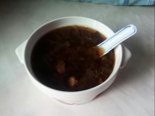 红枣银耳莲子汤,起锅盛入汤盅内。