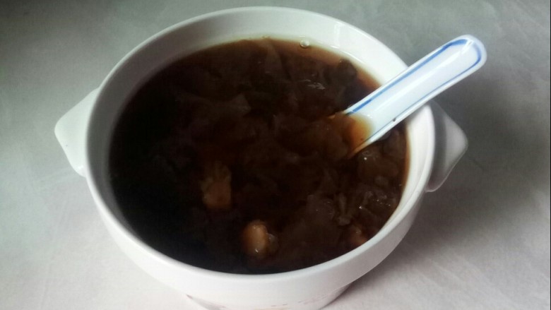 红枣银耳莲子汤,起锅盛入汤盅内。