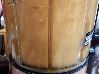 红枣银耳莲子汤,破壁机制作过程中，变煮边打碎食材。