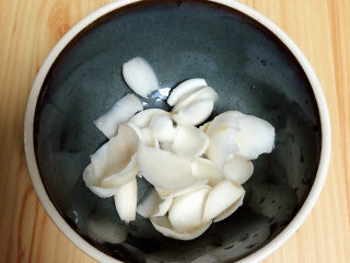 红枣银耳莲子汤,百合祛除头尾，分成小瓣儿，洗尽待用。