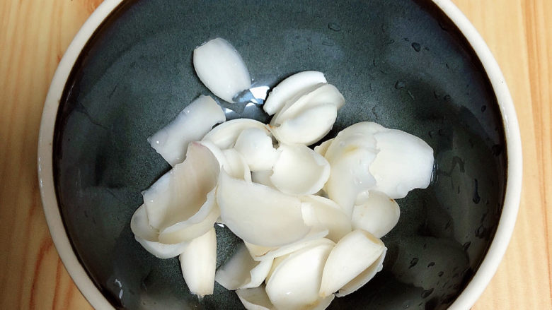红枣银耳莲子汤,百合祛除头尾，分成小瓣儿，洗尽待用。