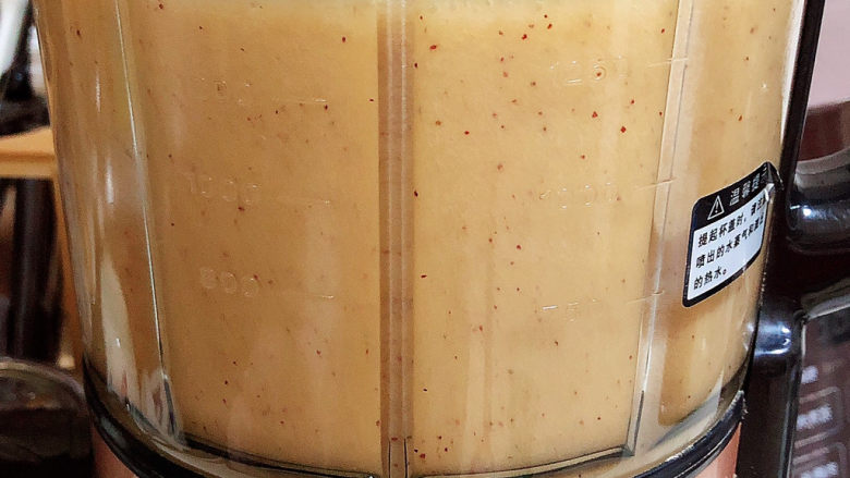 红枣银耳莲子汤,大约30分钟银耳汤就做好了。