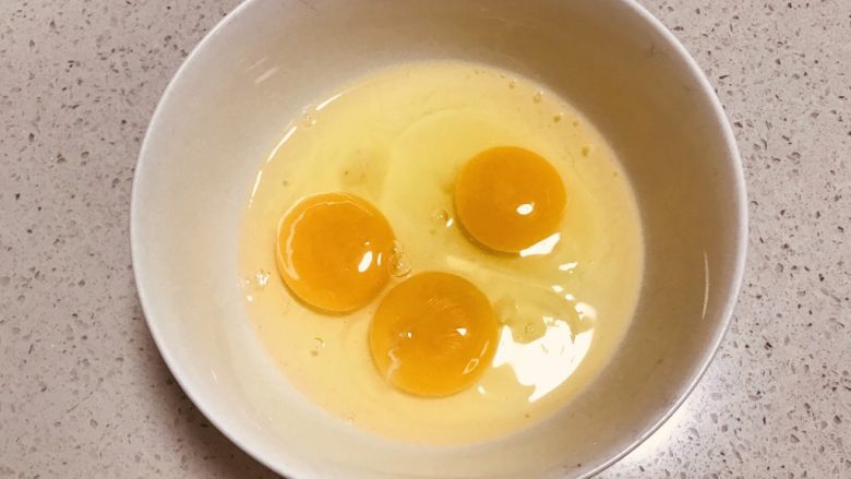 鸡蛋炒菠菜,3个鸡蛋打入碗中；
