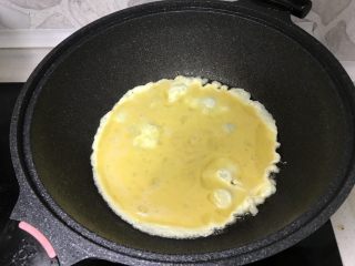 鸡蛋炒菠菜,待油温合适，倒入蛋液；