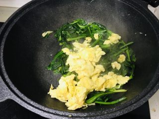 鸡蛋炒菠菜,加入炒好的鸡蛋再翻炒15秒