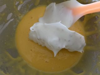 桂花蛋糕,分三分之一的蛋白霜到蛋黄糊内，翻拌均匀
