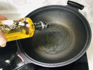 鸡蛋炒菠菜,热锅中倒入足够的食用油；