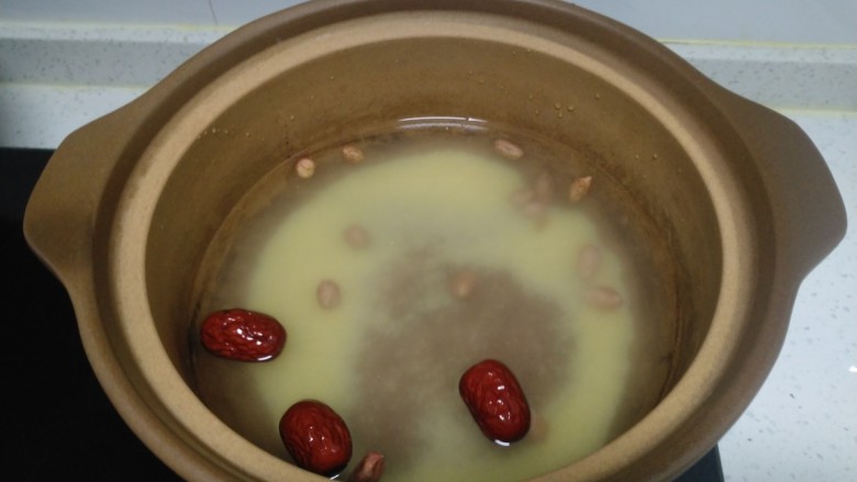 小米蔓菁粥,锅中放入清水，放入小米、红枣、花生