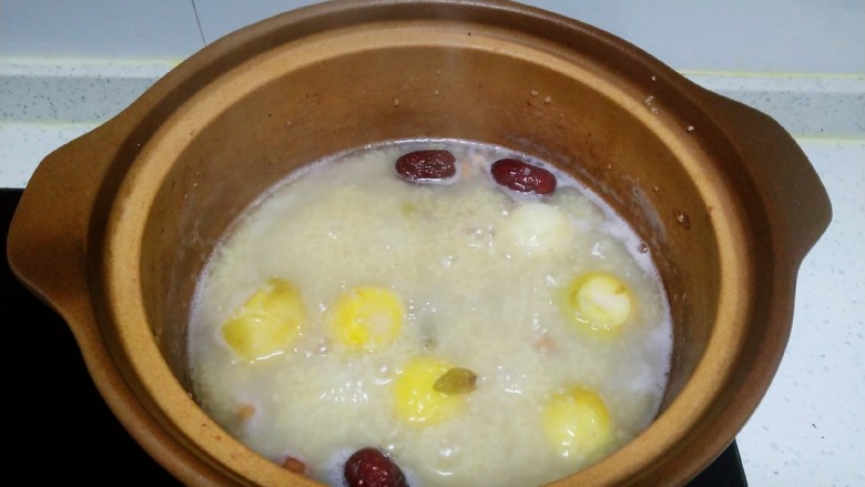 小米蔓菁粥,放入葡萄干再煮2分钟
